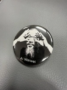 Ai Weiwei Pinback Pin Button Kunst Politisch Chinesisch Künstler Skulptur Wei Schwarz - Bild 1 von 4