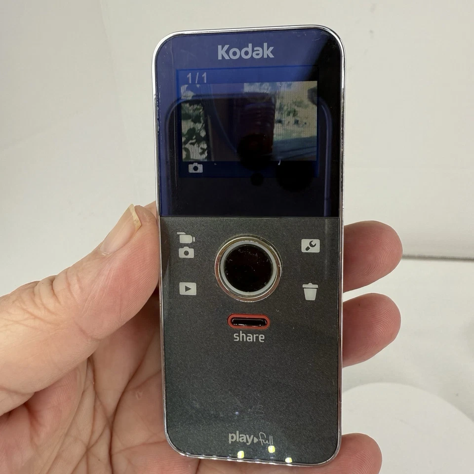 Kodak PlayFull ZE1 1080p HD Pocket Video Camera – Tested, Doors Off, No SD Card - Image 1 of 4