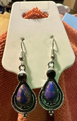 Pendientes colgantes ovalados opalescentes plateados-T rojo profundo facetados circonita cúbica con fuego púrpura Foto 1 de 3