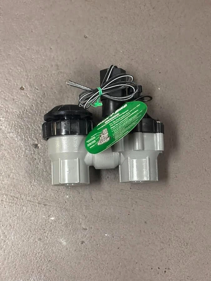 Válvula antisifón Rain Bird grado profesional con control de flujo.  Foto 1 de 1