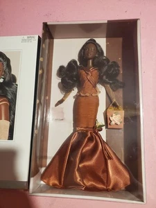 Barbie Auguri Compleanno-Etichetta Argento 2004-AA-Vestito Bronzo-Nuovo con Scatola-Mattel-2004-C6231 - Foto 1 di 7