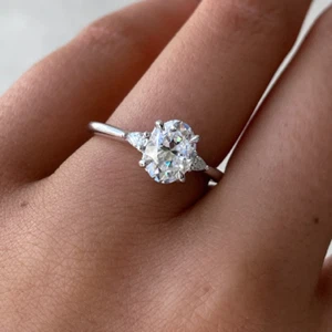 Anillo de compromiso de oro blanco de 14 k talla ovalada cultivado en laboratorio diamante IGI de 1,30 quilates - Imagen 1 de 13