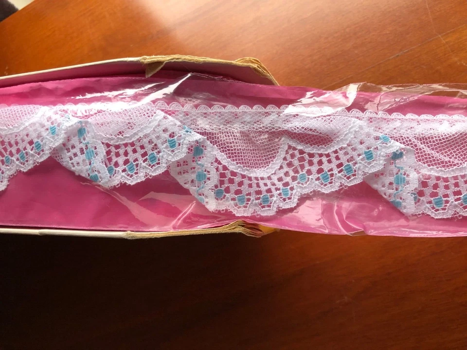 Lote de nuevos ribete de encaje festoneado blanco y azul 1-3/4" de ancho x 8-1/2 yardas de largo Wrights Foto 1 de 1