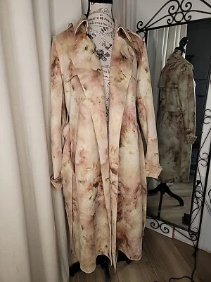 Gabardina Philosophy Republic con cinturón imitación gamuza acuarela floral talla pequeña Foto 1 de 4