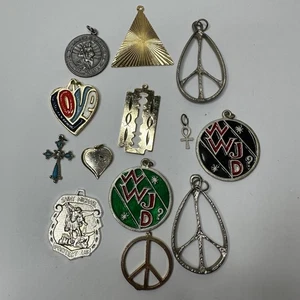 Set Charms Anhänger Peace Zeichen Kreuz Rasierklinge Herz Liebe Christophorus WWJD - Bild 1 von 5