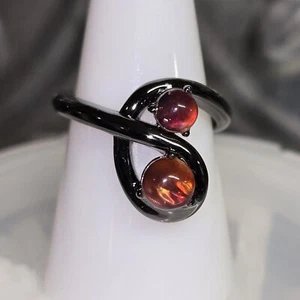 Bomb Party RBP2617 Größe 8 Ring Venus Rising Schwarz Gold & Regenbogen Ammolith Neu ohne Etikett - Bild 1 von 3