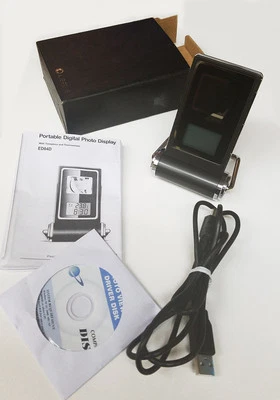 NEW USB PORTABLE DIGITAL PHOTO ALBUM FRAME W/ 1.4" LCD DISPLAY & CLOCK/CALENDAR - Image 1 of 4