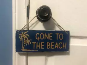 Letrero colgante de GONE TO THE BEACH letrero de madera grabado decoración de la casa verano surf sol - Imagen 1 de 2