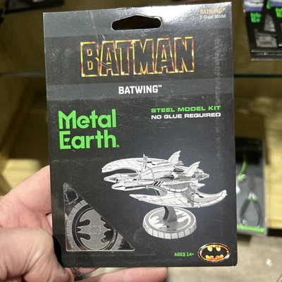 Metal Earth DC Batman 1989 Batwing Steel Model Kit Michael Keaton Foto 1 de 2