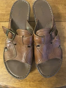 Clarks Sandalen Pantoletten braun Leder Schnalle Kunstholz Absatz Damengröße 9 1/2 M - Bild 1 von 3