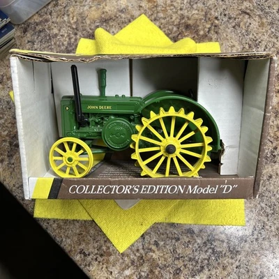 Vintage 1990 Die-Cast ERTL John Deere 1953 Wide Front Model D Tractor 1/16 #5596 - Image 1 of 4