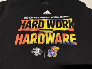 Kansas Jayhawks "Hard Work = Hardware" (2022 Champs) Kurzarm T-Shirt - 2XL - Bild 1 von 2