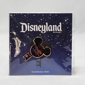 Disney Magic Schlüsselanhänger Jahrespass Commerative 2021 Disney Pin neuwertig auf Karte - Bild 1 von 8
