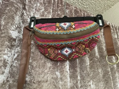 Riñonera boho Johnny Was Celeste de cuero bordado floral - propia Foto 1 de 4