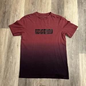 Neu American Eagle T-Shirt Herren Extra Small XS Burgund Rot Grafik Logo - Bild 1 von 2