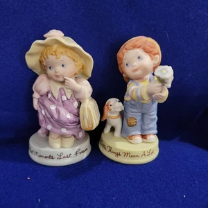 Juego de 2 estatuillas de porcelana Avon “Little Things” y “Cherished Moments” 1983 - Imagen 1 de 3