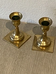 "Par de candelabros de latón de 3 1/2"" de alto" - Imagen 1 de 10