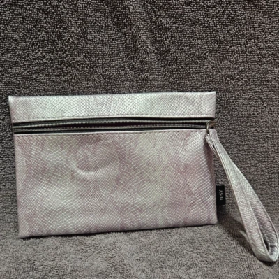 Bolso de Maquillaje Ipsy Pequeño Plateado Imitación Estampado Serpiente Foto 1 de 4