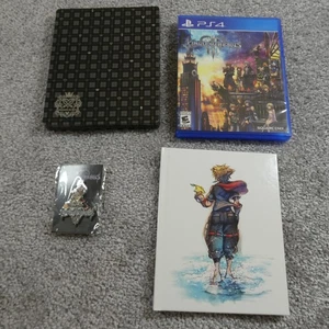 Kingdom Hearts III Deluxe Edition Sony PS4 Steelbook Artbook Set di spille - Foto 1 di 13