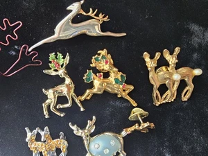 Vintage 8 Stück Brosche Anstecknadeln Rentier Hirsch Weihnachten signiert Avon Gerry's Les Mixed Metals - Bild 1 von 14