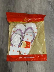 [US-Verkäufer] OFFIZIELLE BTS x McDonalds LOGO Flip Flops Merch AUTHENTISCHE Sandalen - Bild 1 von 3