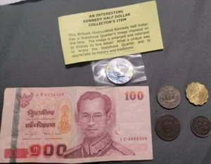 Banconota THAILANDIA 100 BAHT, Kennedy mezzo $, mezzo penny, 50 centesimi e altro - Foto 1 di 13