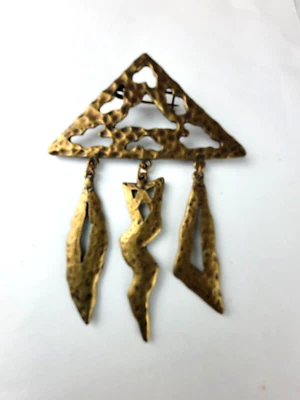 Broche colgante de metal texturizado triángulo modernista abstracto Foto 1 de 4
