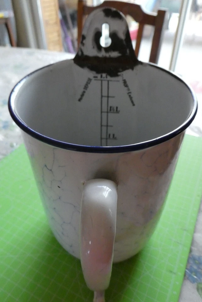 ANCIEN POT A LAVEMENT HOPITAUX DE PARIS 2 LITRES MOUCHETE LISERE BLEU VOIR PHOTO - Photo 1/4