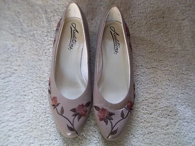 Бежевый кожаный женщин насосы с цветочным узором - прослушивания размер 7 М - совершенно новый - Изображение 1 из 4