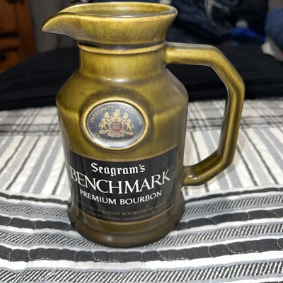 Jarra de barra vintage Seagram's Benchmark Premium bourbon verde oliva - 6,5" Foto 1 de 4