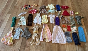 Konvolut Vintage Handarbeit Barbie Puppengröße Kleidung und Zubehör - Bild 1 von 2