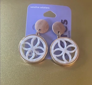 Brandneu Claires Gold und weiße Blumen Ohrhänger Ohrstecker Rückseite - Bild 1 von 5