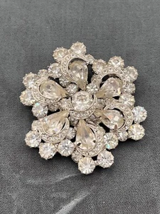 Broche prendedor copo de nieve blanco estrás temporada Navidad vacaciones festivo  - Imagen 1 de 4