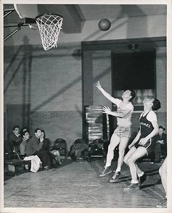 U S A c. 1950 - Joueurs de Basket-ball  Tir Panier - Ph. Galloway - GF 547 - Picture 1 of 2