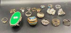 Konvolut 18 Ringe verschiedene Stile Größen Schmuck Basteln siehe Fotos - Bild 1 von 9