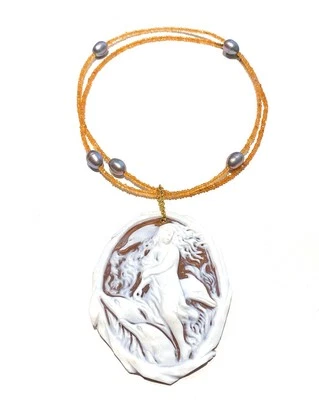 Collana Ciondolo Cammeo Ovale con Delfini in Argento 925 e Perle Grigie - Immagine 1 di 4