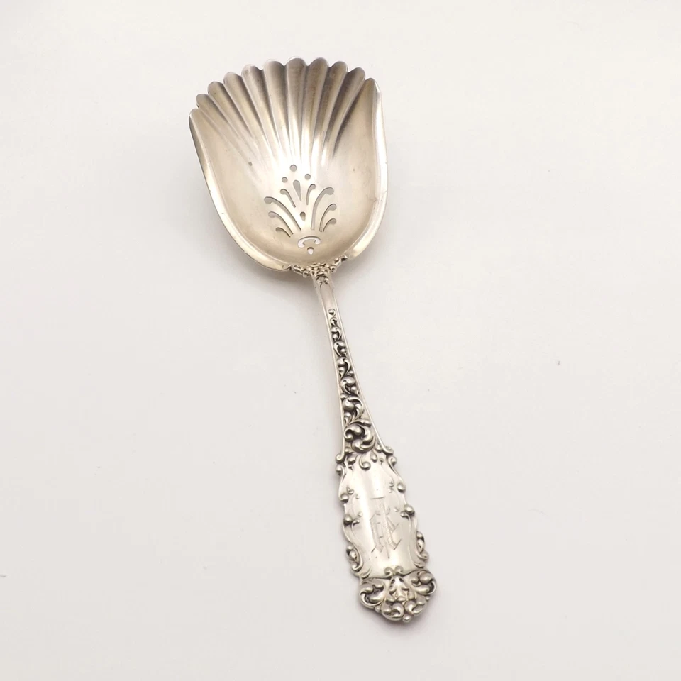 Antigua cuchara perforada Victoria de plata esterlina con cuchara de almendras Foto 1 de 4