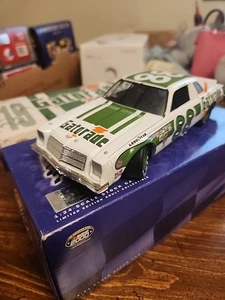1/24 AZIONE DARRELL WALTRIP 1976 GATORADE #88 CHEVROLET MALIBU VETRINO TRASPARENTE AUTO - Foto 1 di 11
