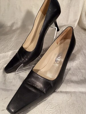 Zapatos de salón Chanel negros dedos cuadrados con logotipos de metal no coincidentes 6/12 y 7 Foto 1 de 4