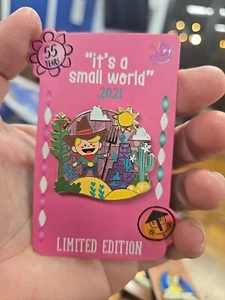 Spilla Disney It’s A Small World 55° Anniversario Cowboy Annuale Porta Passaporto Spilla Nuova! - Foto 1 di 2