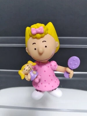 Just Play Peanuts 3 pulgadas PVC Sally Figura Sosteniendo Muñeca y Cepillo Foto 1 de 4