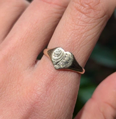 1985 Vintage Heart Shaped 9ct Gold Signet Ring Engraved Hallmarked Size O / 7 - Image 1 of 4