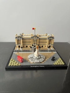 LEGO ARCHITECTURE: Buckingham Palace (21029) - Picture 1 of 8