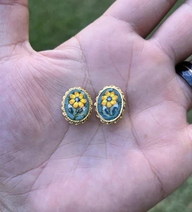 Pendientes Clip Vintage Micro Mosaico Margarita Floral Flores Tono Dorado Ovalado - Imagen 1 de 5