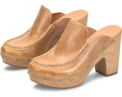 Zueco Spencer para mujer KORK-EASE - Borde remachado, tacón de madera sintética tostado, 10M EE. UU. Foto 1 de 4