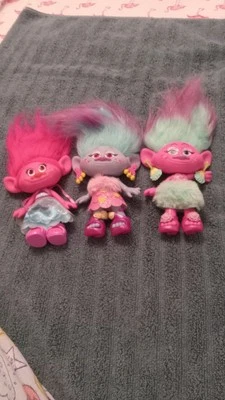  Trolls Dream Works. Juego de 3, cada uno con ropa, zapatos y 2 con pendientes.  Foto 1 de 4