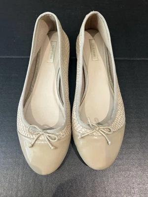 Zapatos planos de ballet Cole Haan Sarina para mujer 8B beige serpiente en relieve moño puntera sin cordones Foto 1 de 4