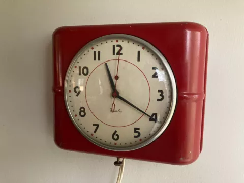 Vintage RED Westclox Belfast Retro Kitchen Hanging Wall Clock Glass Face Cover