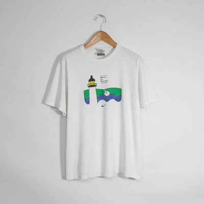 Camiseta De Colección Nike Beach to Beacon Maine 10k Run Para Hombre Mediana Envejecida Blanca Foto 1 de 4
