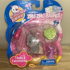 NUOVO! Zhu Zhu Babies Heidi Baby include coperta e 3 accessori - Foto 1 di 3